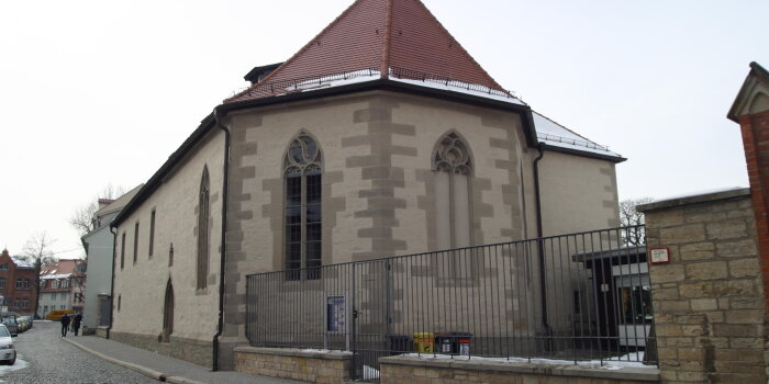 Foto: Brunnenkirche Außenansicht 2005 © Stadtverwaltung Erfurt Kirche an einer Straße