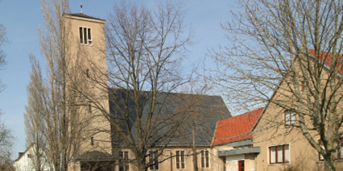 Kirch mit Nebengebäude