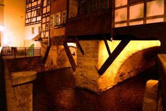 Foto: Krämerbrücke bei Nacht © Stadtverwaltung Erfurt / R. Lemitz zwei Brückenbögen der Krämerbrücke