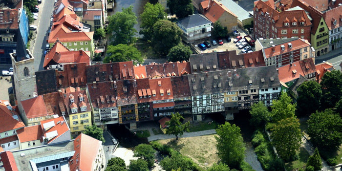 Luftaufnahme der Krämerbrücke mit Häuser und Gebäuden