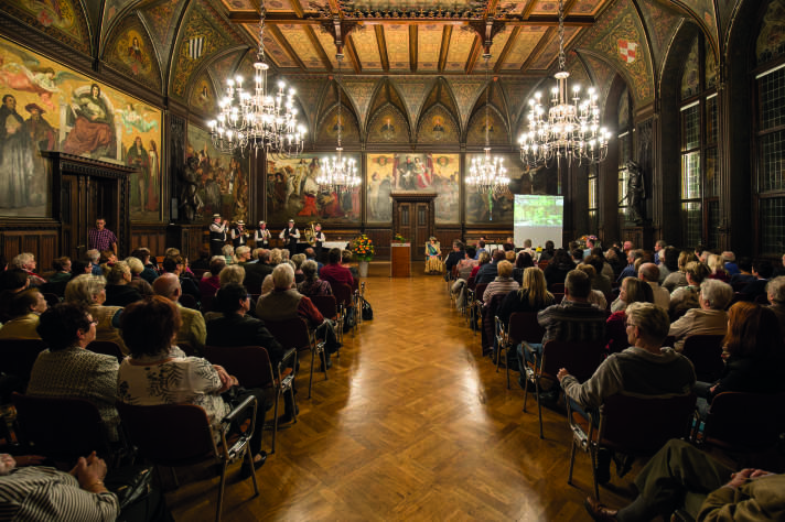 Zahlreiche Menschen im Festsaal.