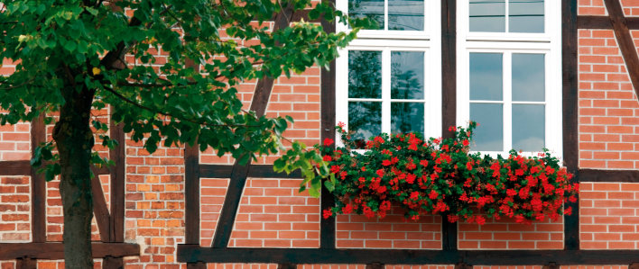 Foto: Blumenschmuck Fassade Gartenamt © Stadtverwaltung Erfurt Fachwerkgebäude mit Blumenschmuck an Fensterkasten