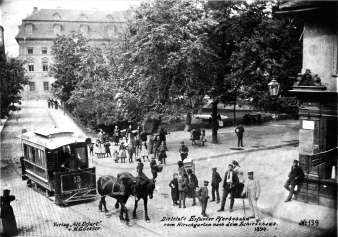 historische Aufnahme einer Straßenszene mit Pferdewagen