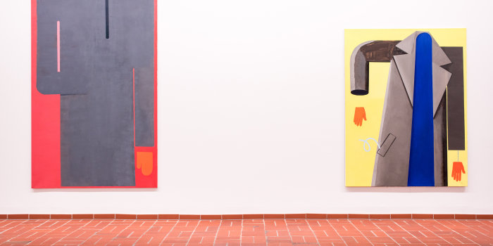 Bild: Ausstellung mit den Gemälde „Der Mantel“, 2015, Öl /Lw. © Thomas Müller Zwei große Bilder in einer Ausstellung.