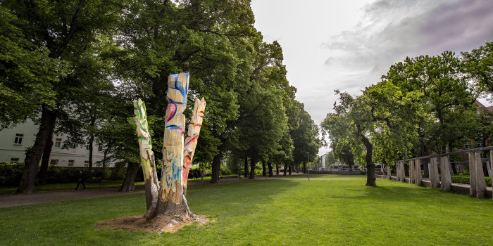 Foto: „Grüne Mittagspause“ an einem farbenfrohen Blütenbaum © Stadtverwaltung Erfurt / V. Gürtler Baum-Kunst im Park