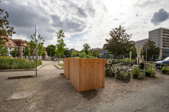 Zwei mit Holz eingefasste Container