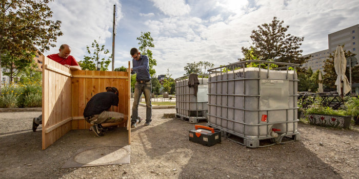 Foto: Erfurter "Urban Gardens" sorgen ab sofort für frische Lebensmittel mitten in der Stadt © Stadtverwaltung Erfurt / V. Gürtler Menschen bauen Hochbeete in der Stadt