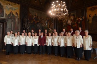 Gruppe weiblicher und männlicher Personen als Chor aufgestellt im Festsaal