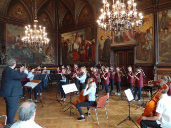 Musizierende Kinder im Festsaal