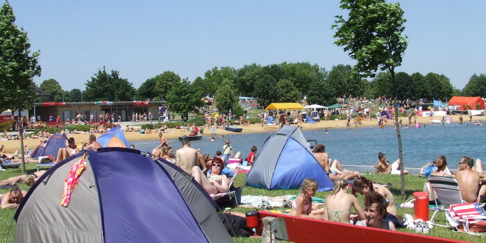 Viele Menschen sonnen sich am Ufer des Strandbad Stotternheim.