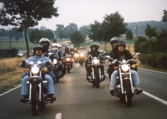 Motorräder auf der Straße zur Bikerausfahrt am 1. Mai 