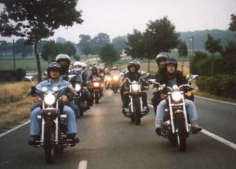 Motorräder auf der Straße zur Bikerausfahrt am 1. Mai 