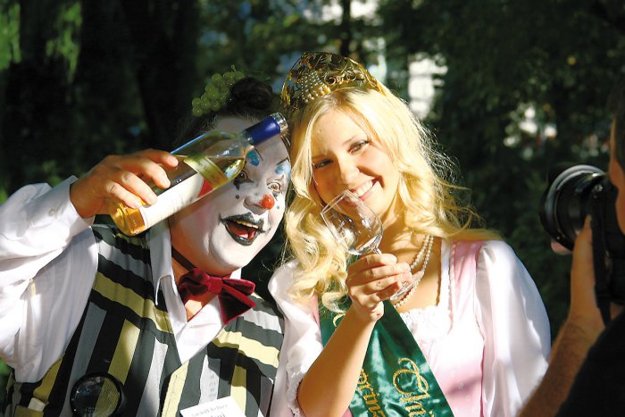 Erfurter Weinfest Clowen Helmi und die Weinkönigin beim Weingenuss