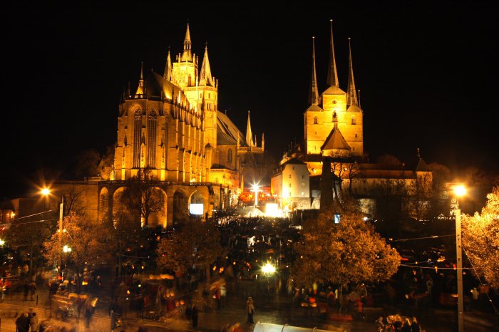 Der Erfurt Domplatz mit Dom und Severi-Kirche im Glanz von tausenden Laternen