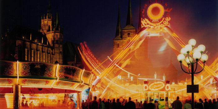 Foto: Erfurter Altstadtfrühling © Stadtverwaltung Erfurt Karussells auf dem Domplatz mit dem Dom im Hintergrund