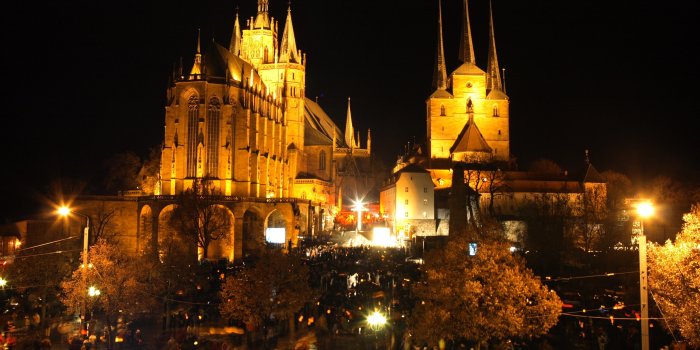Foto: Ökumenische Martinsfeier © Stadtverwaltung Erfurt Der Erfurt Domplatz mit Dom und Severi-Kirche im Glanz von tausenden Laternen