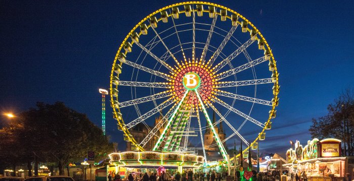 Riesenrad bei Nacht auf dem Domplatz vor der Kulisse von Dom und St. Severi