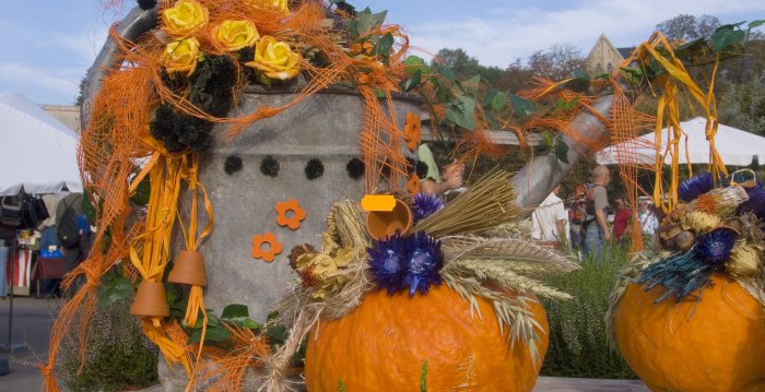 Herbstlich geschmückter Stand eines Blumenhändlers