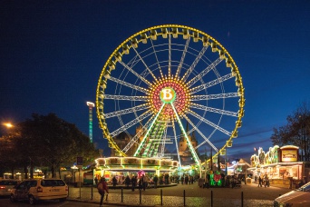 Riesenrad bei Nacht auf dem Domplatz vor der Kulisse von Dom und St. Severi