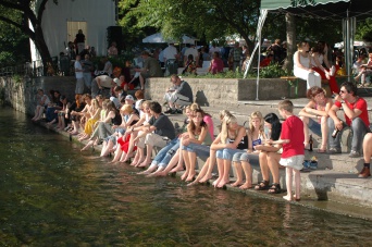 Foto: Krämerbrückenfest © Stadtverwaltung Erfurt Besucher des Krämerbrückenfestes sitzen am Ufer der Gera