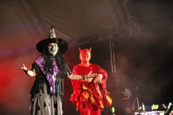 Hexe und Teufel auf der Bühne