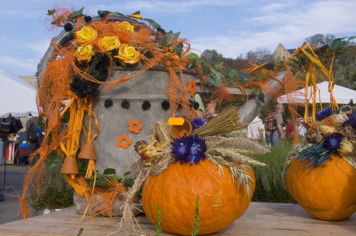 Herbstlich geschmückter Stand eines Blumenhändlers