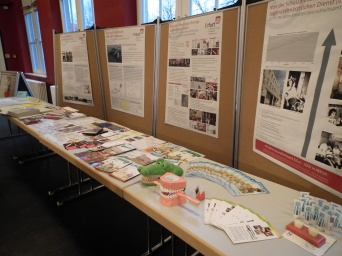 Ausstellung des Öffentlichen Gesundheitsdienstes Die Auslage einer Auswahl von Anschauungsmaterialien über die Arbeit der Einrichtungen des Öffentlichen Gesundheitsdienstes.