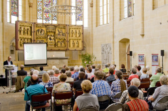 Viele Menschen in einer Kirche