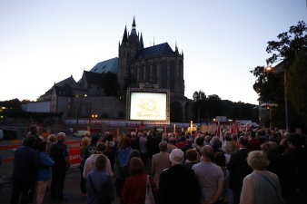 Viele Menschen auf einem Platz in abendlicher Stimmung