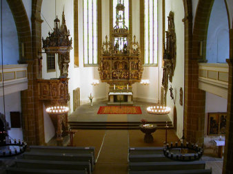 Hohe Chor der Kaufmannskirche mit Altar, Taufbecken und Kanzel