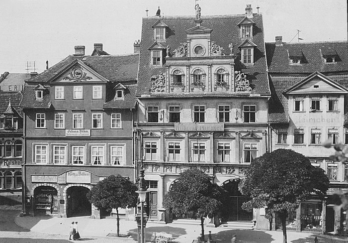 Haus zum Roten Ochsen um 1920 Historische Schwarz-Weiß-Aufnahme eines reich verzierten Patrizierhauses am Erfurter Fischmarkt.
