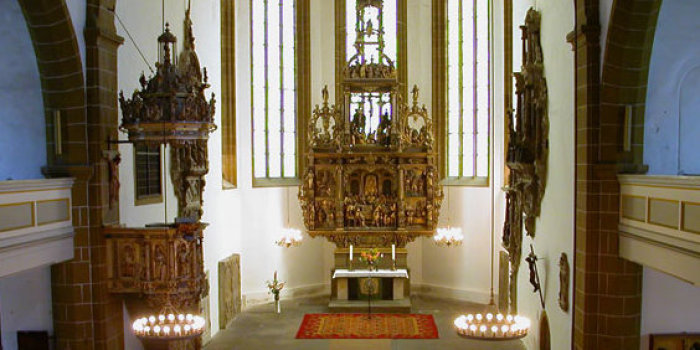 Hohe Chor der Kaufmannskirche mit Altar, Taufbecken und Kanzel