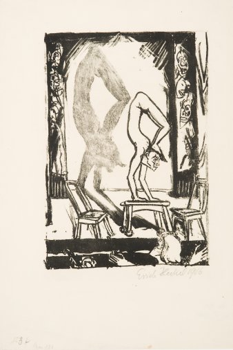 Schwarz-Weiße Lithografie einer Person, die Handstand auf einem Stuhl macht und sich dabei im Hintergrund spiegelt