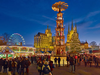 Foto: Erfurter Weihnachtsmarkt © Stadtverwaltung Erfurt, Szyszka Erfurter Weihnachtsmarkt mit der Weihnachtspyramide und Fahrgeschäften im Vordergrund und dem Ensemble von Dom und St. Severi im Hintergrund
