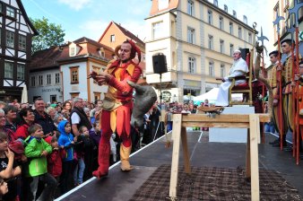 Foto: Eröffnung Krämerbrückenfest 2016 © Stadtverwaltung Erfurt / D. Urban Theaterspektakel auf einer Bühne im Freien