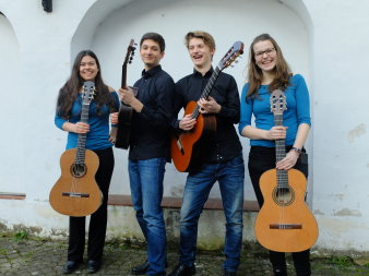 Foto: Gitarrenquartett der Musikschule Erfurt © Stadtverwaltung Erfurt Veronica Müller-Schimmel, Sebastian Fritz, Elias Huff und Amelie Becher (v. li. n. re.)mit ihren Gitarren