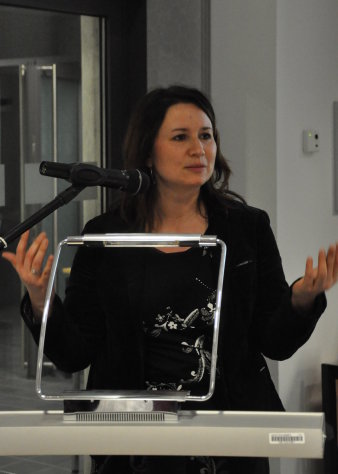 Foto: In ihrer Rede stellte Anja Siegesmund, Thüringer Ministerin für Umwelt, Energie und Naturschutz, die von den Vereinten Nationen beschlossenen 17 weltweiten Nachhaltigkeitsziele (SDG) in den Mittelpunkt © Stadtverwaltung Erfurt / J. Düring Frau am Rednerpult.