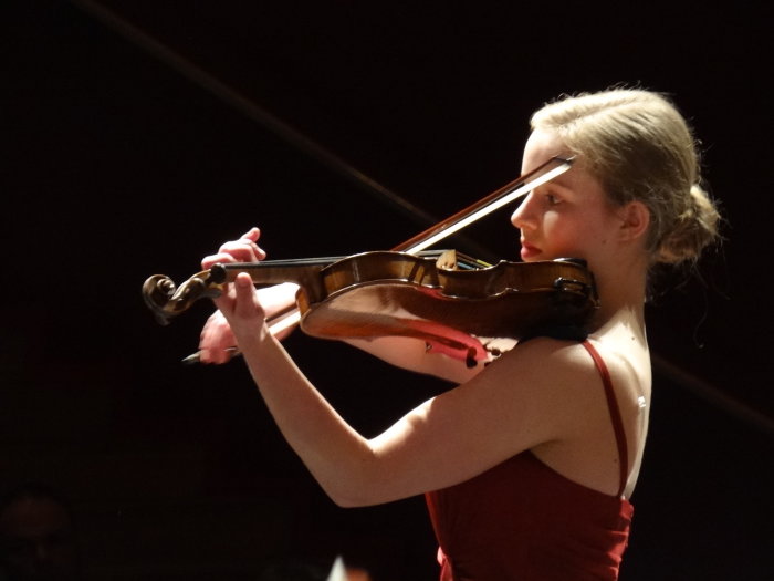 Solistin Josefine Reinsch Josefine Reinsch spielt auf ihrer Violine.