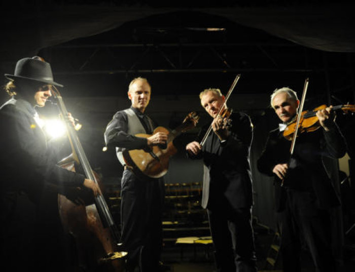 The String Company vier Musiker mit Instrumenten