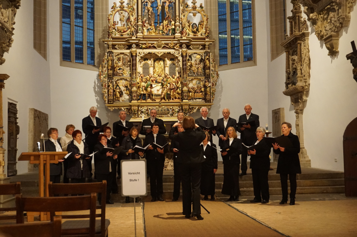 Kammerchor „Collegium Cantat“ Kammerchor vor dem Altar in der Erfurter Kaufmannskirche