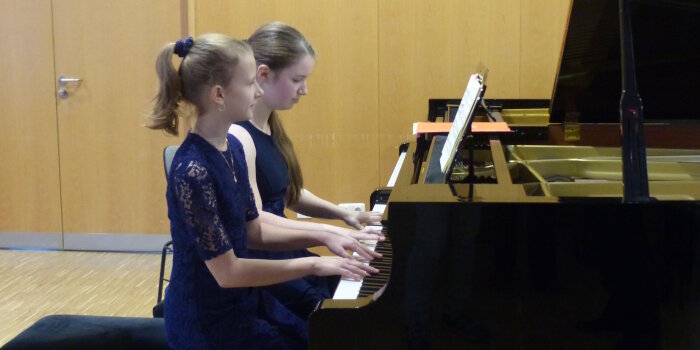 Foto: Elisabeth und Antonia während ihres Auftrittes zur Finalrunde im Haus der Musik in Hof © Keller Zwei junge Mädchen am Klavier.