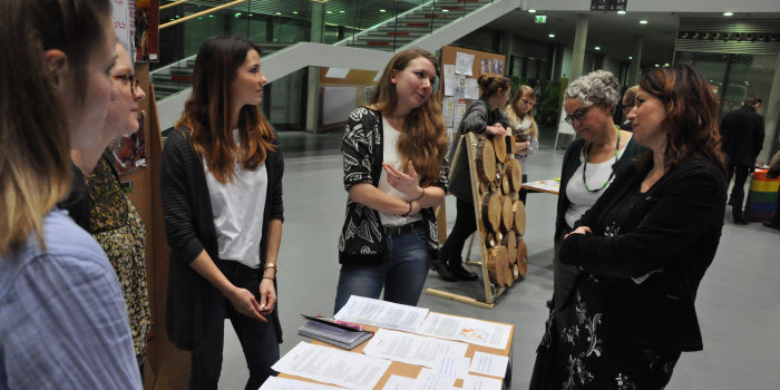 Foto: Mit Studenten im Gespräch: Anja Siegesmund, Thüringer Ministerin für Umwelt, Energie und Naturschutz und Kathrin Hoyer, Beigeordnete für Wirtschaft und Umwelt der Landeshauptstadt Erfurt © Stadtverwaltung Erfurt / J. Düring Verschiedene Personen im Gespräch.