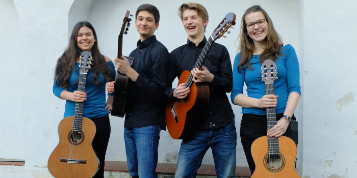 Foto: Gitarrenquartett der Musikschule Erfurt © Stadtverwaltung Erfurt Veronica Müller-Schimmel, Sebastian Fritz, Elias Huff und Amelie Becher (v. li. n. re.)mit ihren Gitarren