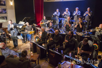 Foto: Nerly BigBand © Ole Bechert Die gesamte Nerly BigBand auf der Bühne in ihrem Domizil - dem Café Nerly