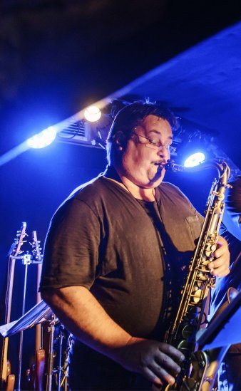 Foto: Holger Arndt Connexion © Holger Arndt Saxophonist vor blauem Scheinwerferlicht