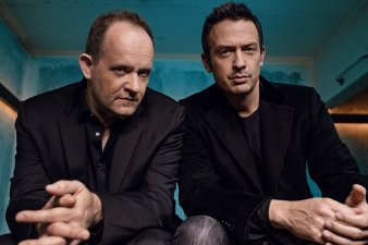 Foto: Till Brönner und Dieter Ilg © Chris Noltekuhlmann Zwei Männer sitzen recht ernst nebeineinander.