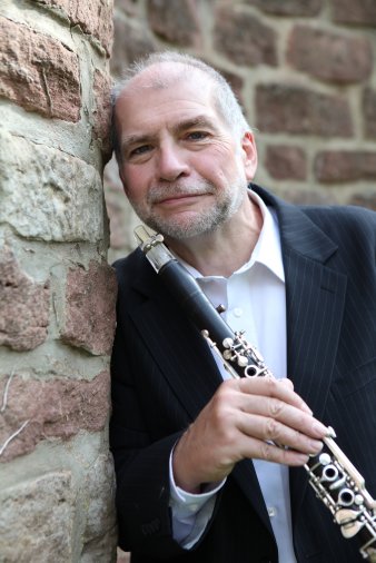 Foto: Helmut Eisel © Astrid Karger Musiker lehnt mit seiner Klarinette in der Hand an einer Steinmauer