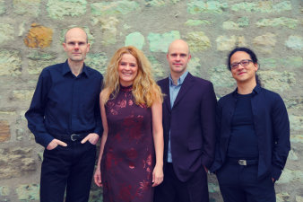 Bild: Nordic Nights © Lutz Edelhoff drei Herren und eine Frau stehen vor einer Bruchsteinmauer