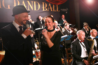 Foto: Die Nerly Bigband zum Erfurter Bigband Ball © Ole Bechert Bigband mit der Sängerin auf der Bühne
