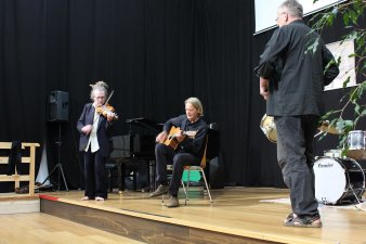 Foto: Dresdner Musikbrigade © Dresdner Musikbrigade drei Musiker auf der Bühne